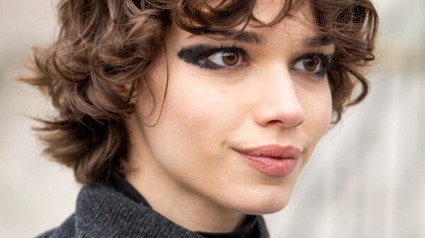 Tendenza make-up 2025: occhi molto (ma molto!) truccati - Photo Charlotte Mesman