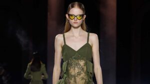 Tendenze occhiali da sole dalle passerelle per l'estate 2025: lenti colorate - Photo courtesy of Alexander McQueen
