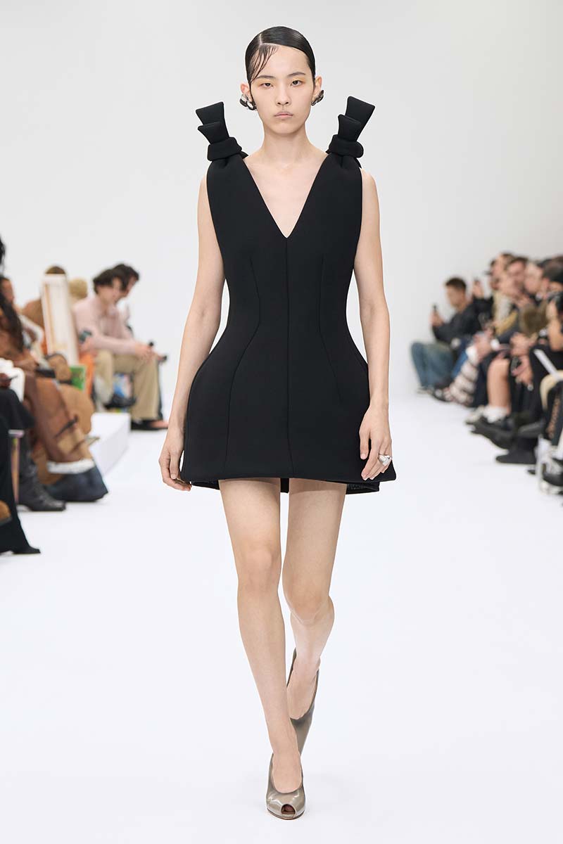 Trend moda estate 2025: il ritorno degli statement looks - Photo courtesy of Acne Studios