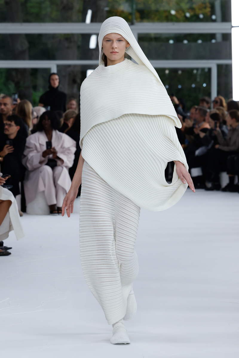 Trend moda estate 2025: il ritorno degli statement looks - Photo courtesy of Issey Miyake