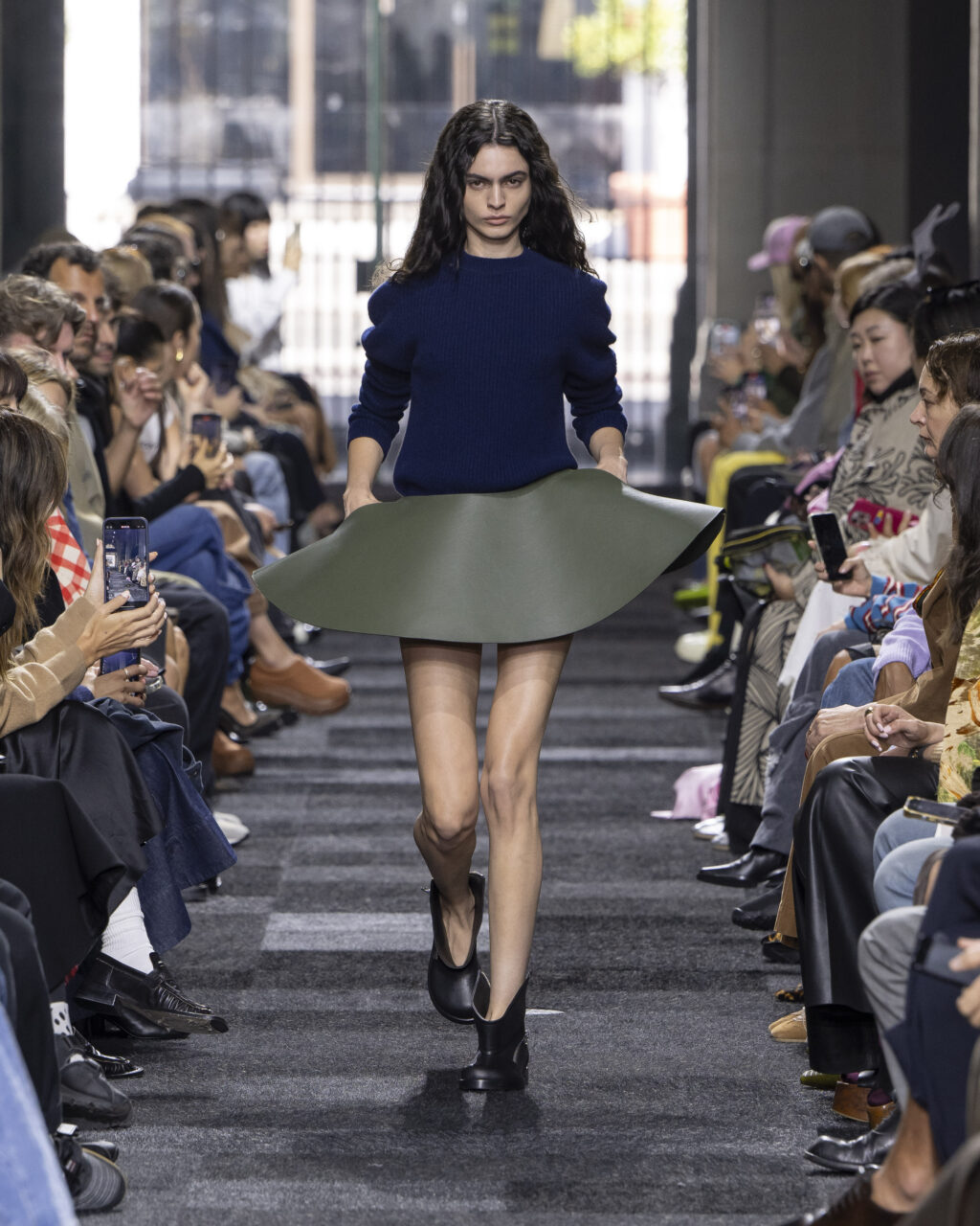 Trend moda estate 2025: il ritorno degli statement looks - Photo courtesy of JW Anderson