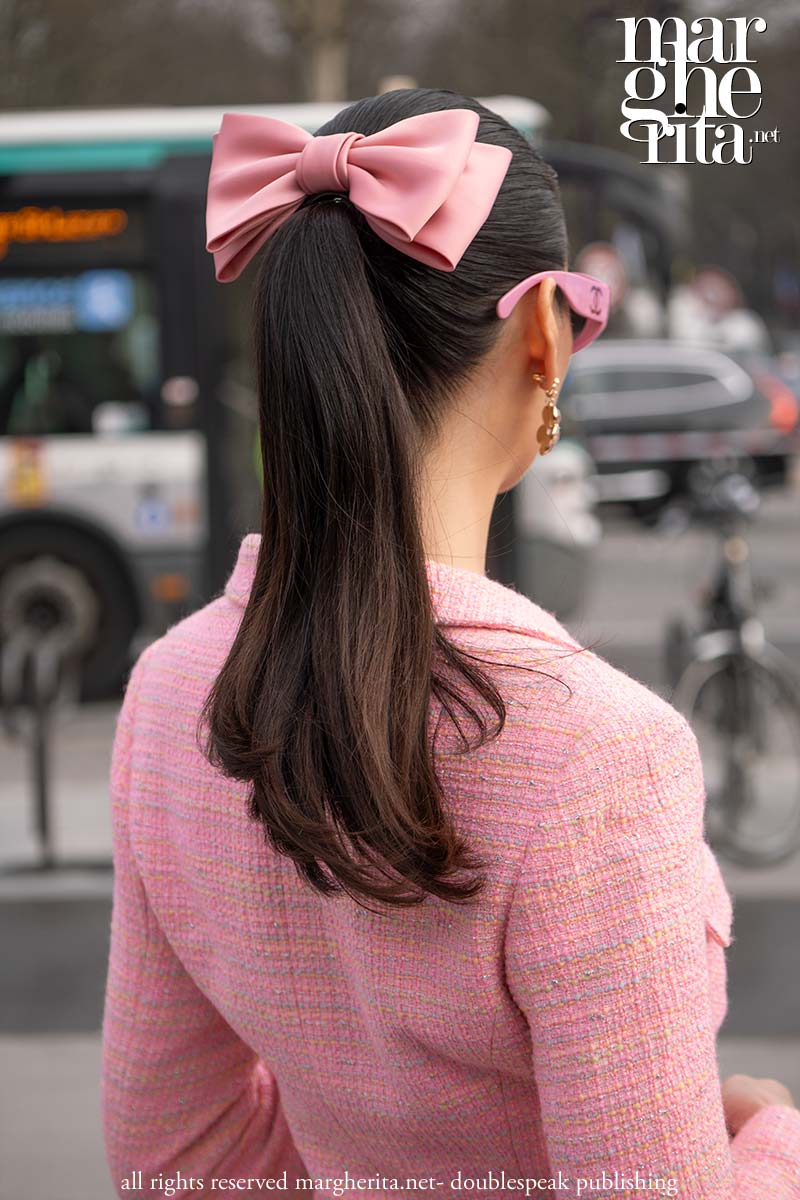 Ecco gli accessori per capelli della primavera estate 2025: nastri e fiocchi - Photo Charlotte Mesman