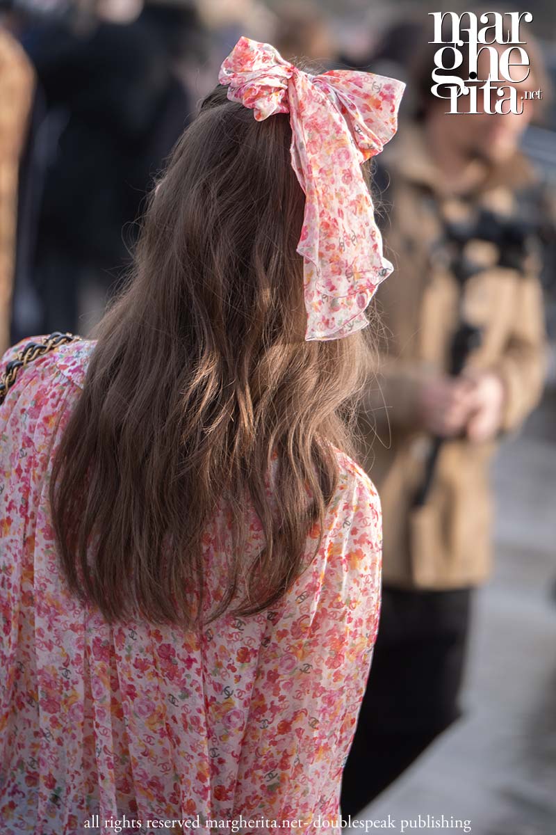 Ecco gli accessori per capelli della primavera estate 2025: nastri e fiocchi - Photo Charlotte Mesman