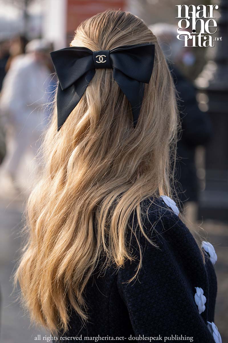 Ecco gli accessori per capelli della primavera estate 2025: nastri e fiocchi - Photo Charlotte Mesman