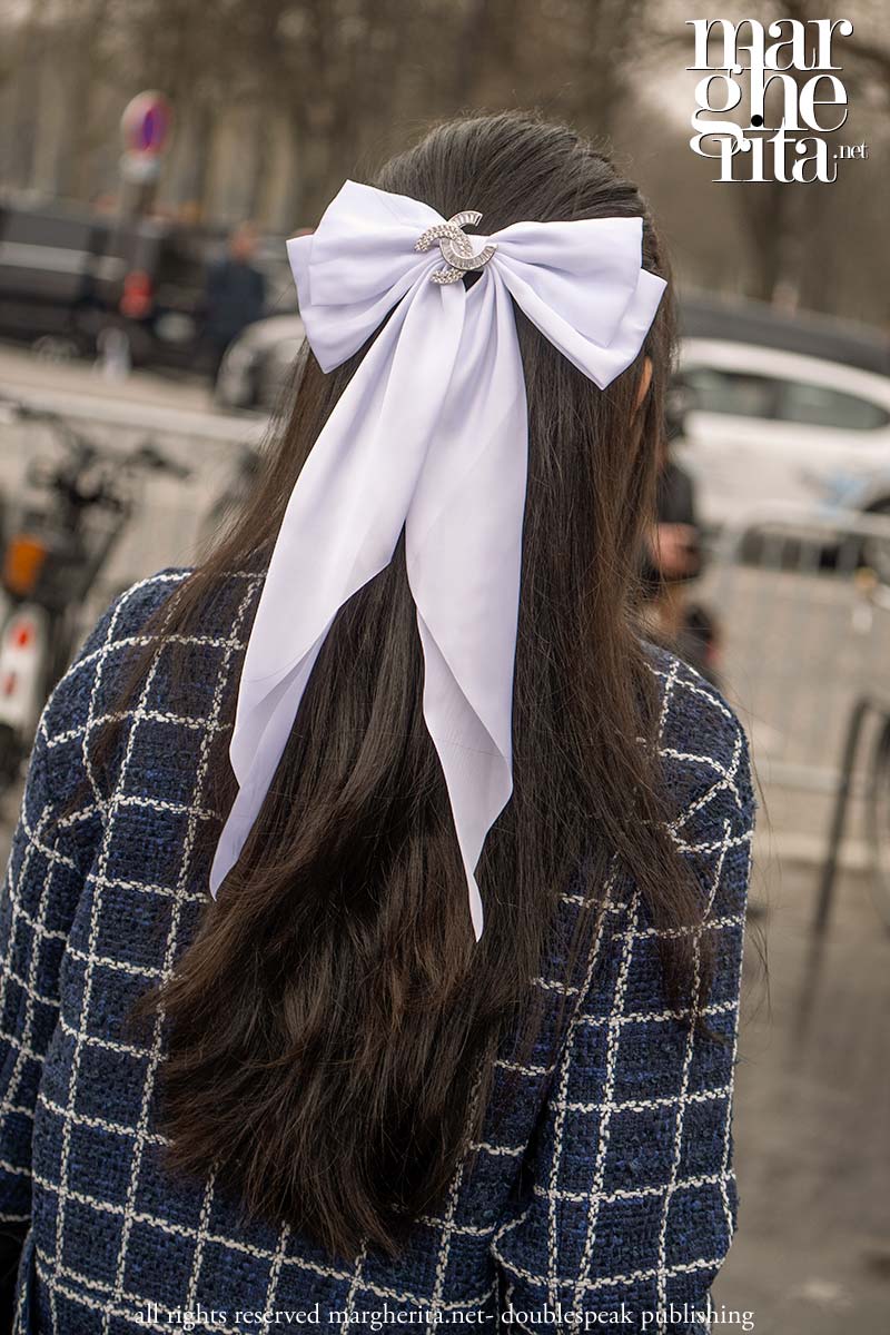 Ecco gli accessori per capelli della primavera estate 2025: nastri e fiocchi - Photo Charlotte Mesman