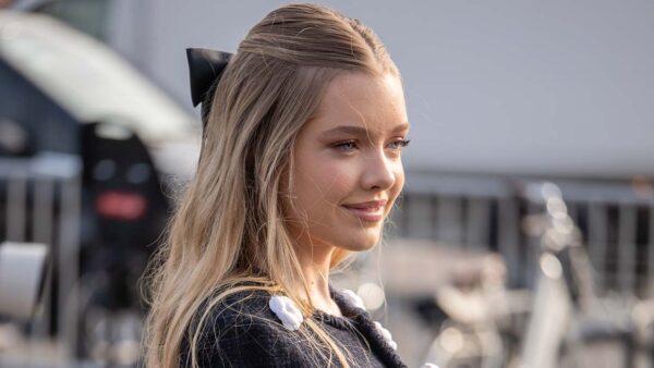 Ecco gli accessori per capelli della primavera estate 2025: nastri e fiocchi - Photo Charlotte Mesman