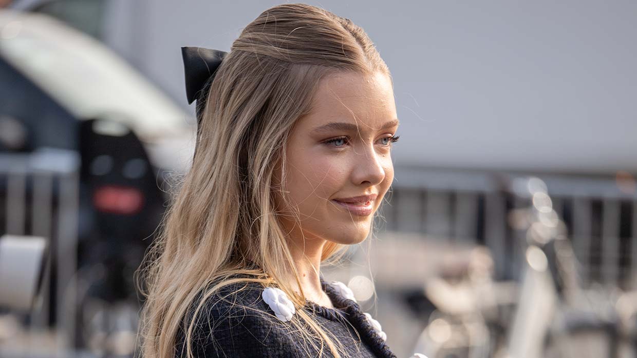 Ecco gli accessori per capelli della primavera estate 2025: nastri e fiocchi - Photo Charlotte Mesman