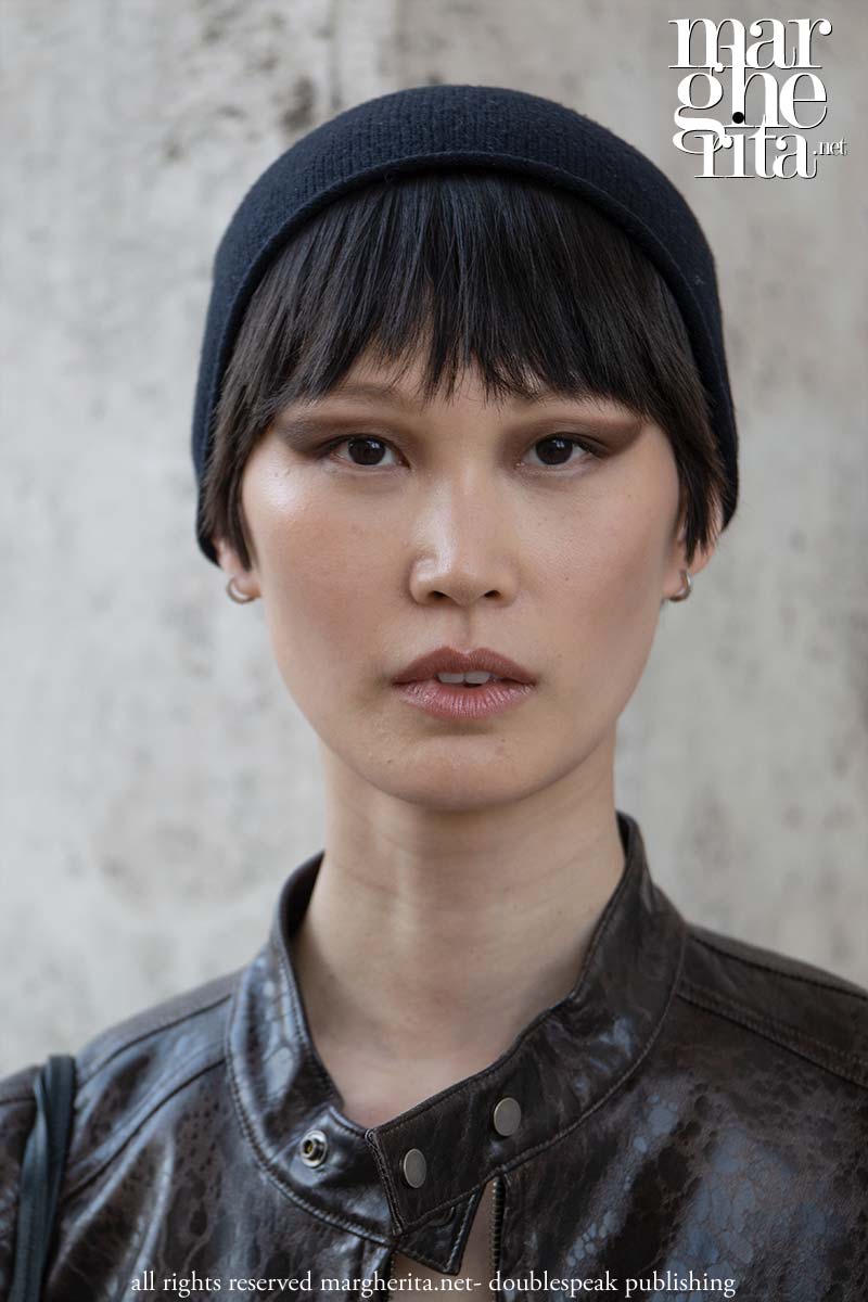 Tendenze capelli 2025. Le frange lunghissime sono tornate, eccole! - Photo Charlotte Mesman