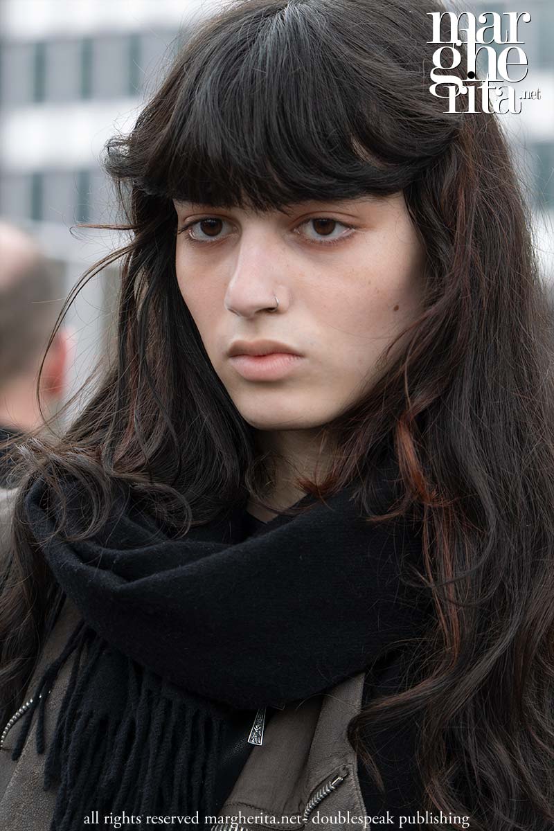 Tendenze capelli 2025. Le frange lunghissime sono tornate, eccole! - Photo Charlotte Mesman