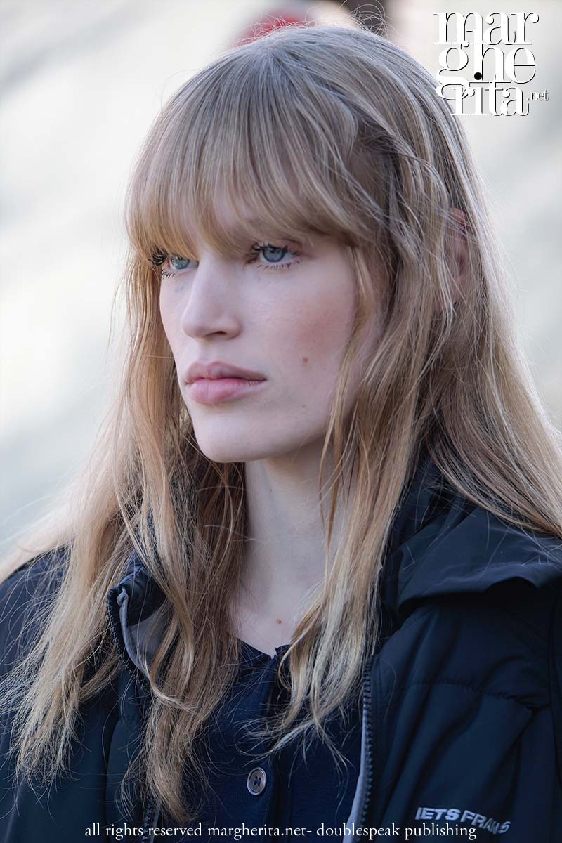 Tendenze capelli 2025. Le frange lunghissime sono tornate, eccole! - Photo Charlotte Mesman