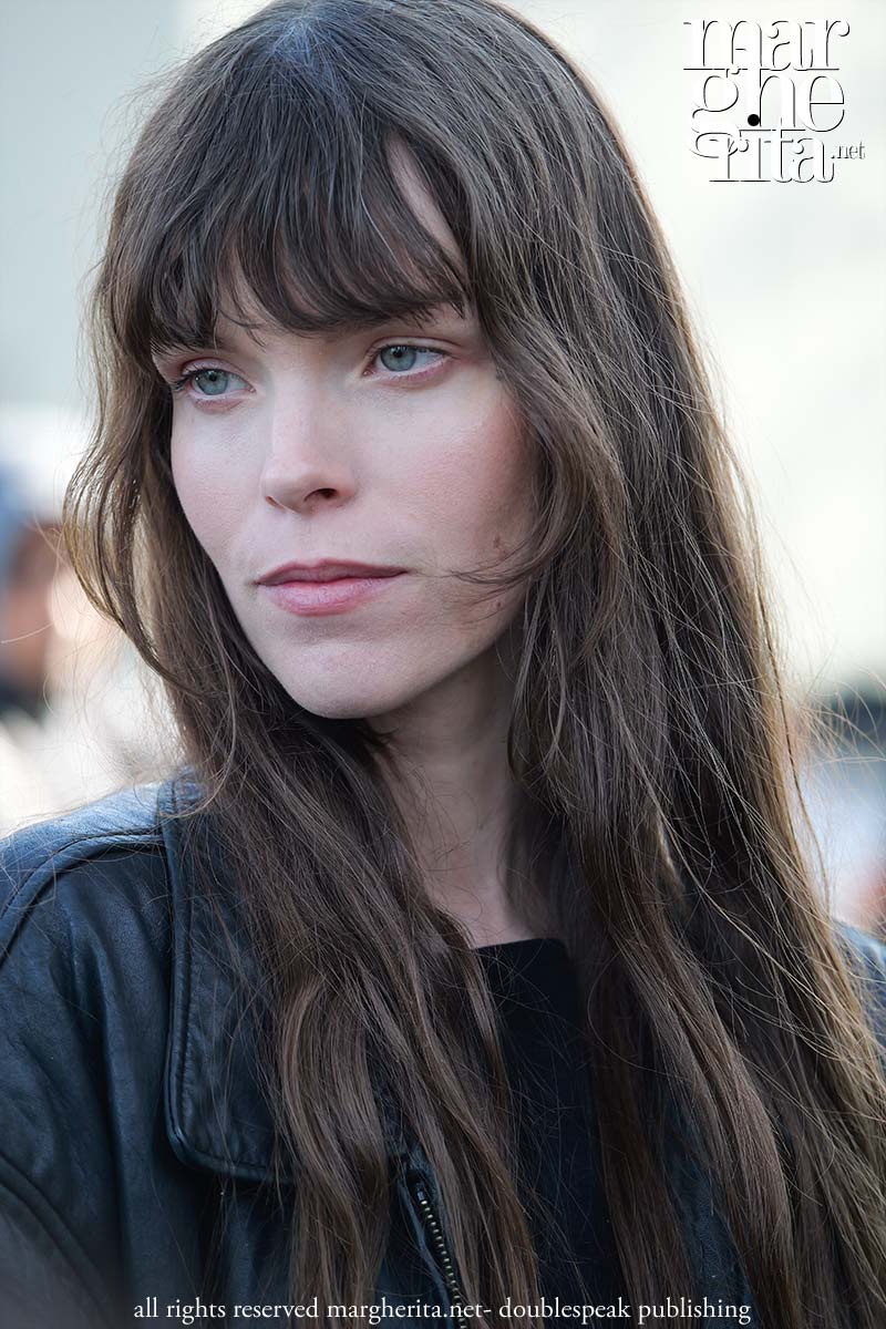 Tendenze capelli 2025. Le frange lunghissime sono tornate, eccole! - Photo Charlotte Mesman