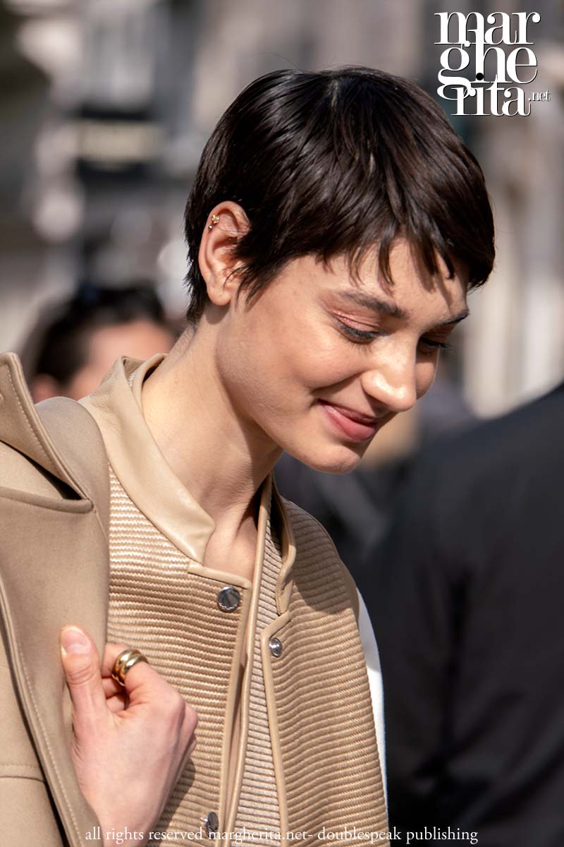 Un taglio di capelli classico e corto per l’estate 2025 – Photo Charlotte Mesman