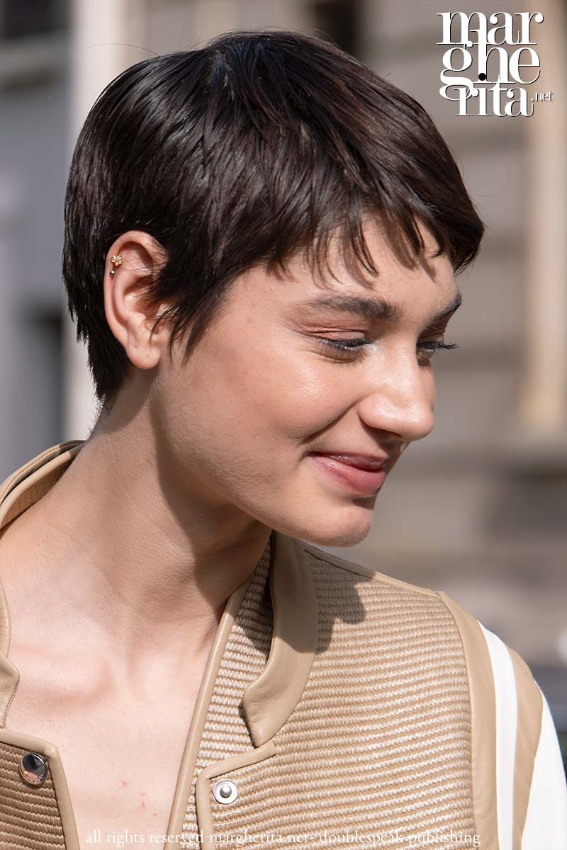 Un taglio di capelli classico e corto per l’estate 2025 – Photo Charlotte Mesman