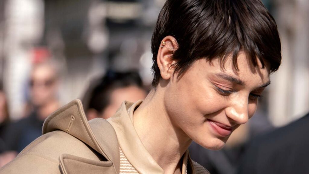 Un taglio di capelli classico e corto per l’estate 2025 – Photo Charlotte Mesman