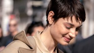 Un taglio di capelli classico e corto per l’estate 2025 – Photo Charlotte Mesman
