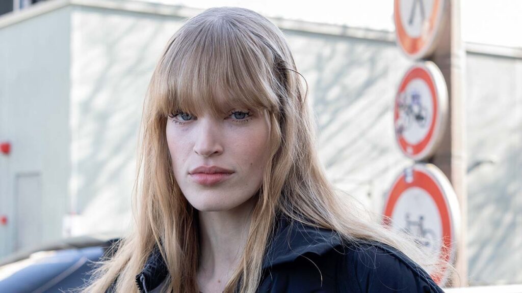 Tendenze capelli 2025. Le frange lunghissime sono tornate, eccole! - Photo Charlotte Mesman