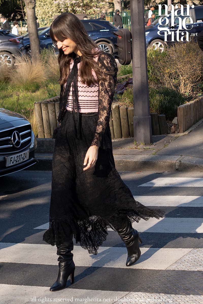 Moda streetstyle estate 2025 da Chloé. Viva gli anni Settanta! - Photo Charlotte Mesman