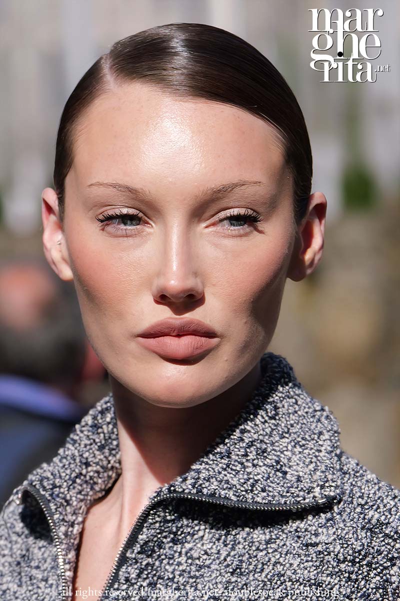 Tendenze make-up estate 2025: rossetto marrone con lipliner (di nuovo) - Photo Charlotte Mesman
