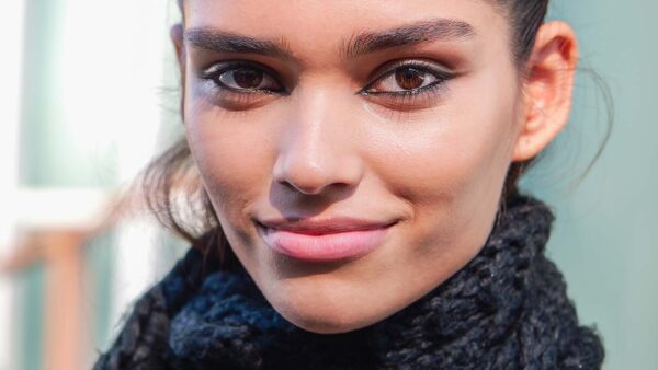 Smokey eyes: il grande ritorno nelle tendenze make-up per l’inverno 2025-2026 - Photo Charlotte Mesman
