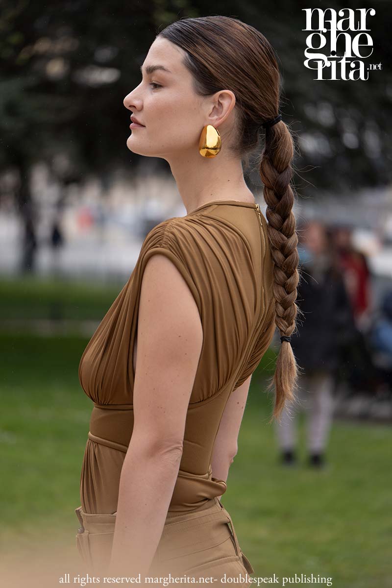 Tendenze capelli estate 2025. Quattro acconciature con treccia dalla settimana della moda di Parigi - Photo Charlotte Mesman