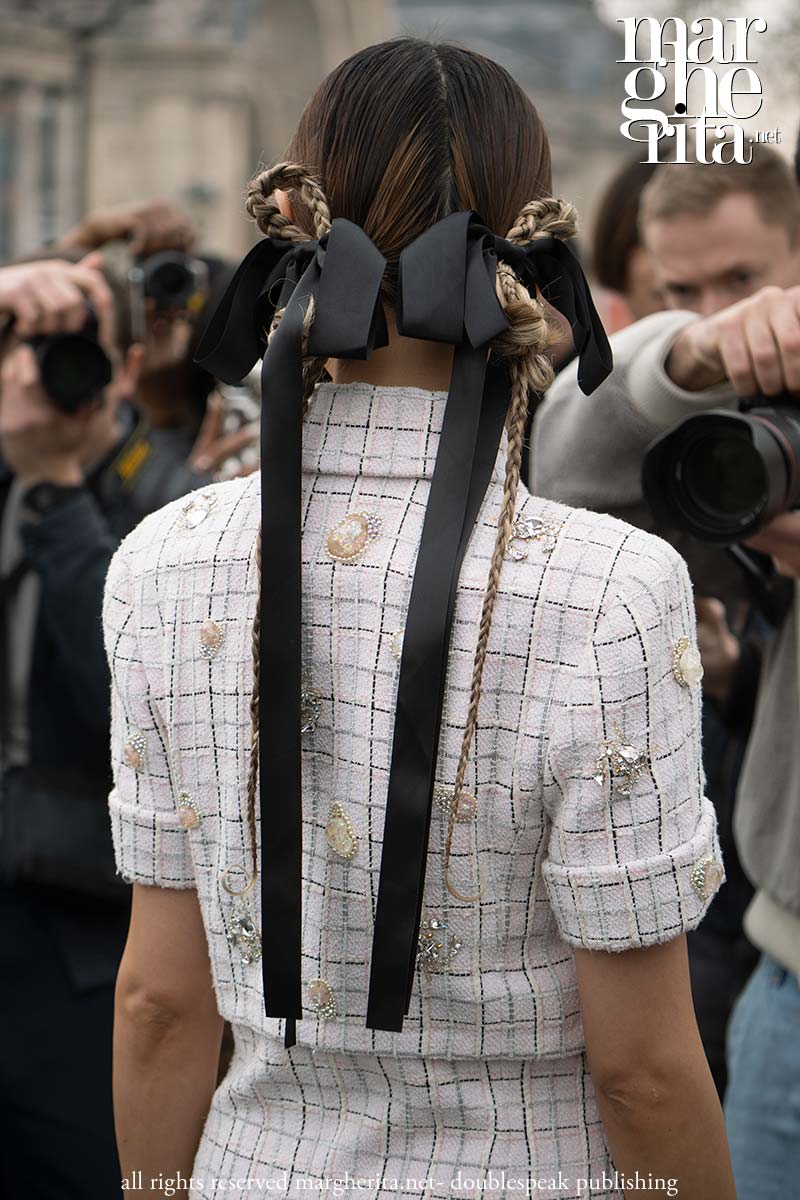 Tendenze capelli estate 2025. Quattro acconciature con treccia dalla settimana della moda di Parigi - Photo Charlotte Mesman