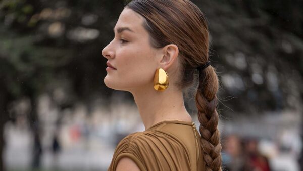 Tendenze capelli estate 2025. Quattro acconciature con treccia dalla settimana della moda di Parigi - Photo Charlotte Mesman