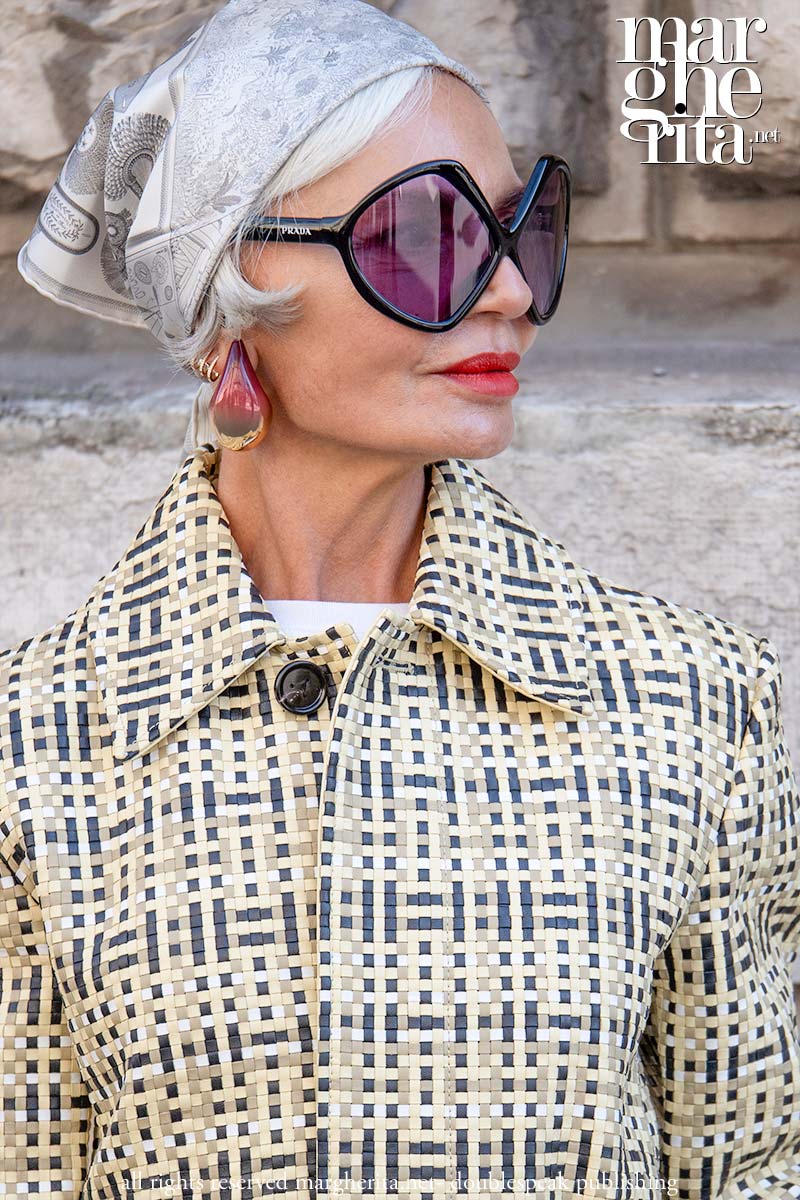 Aggiorna il tuo look estivo 2025 con un foulard in seta - Photo Charlotte Mesman