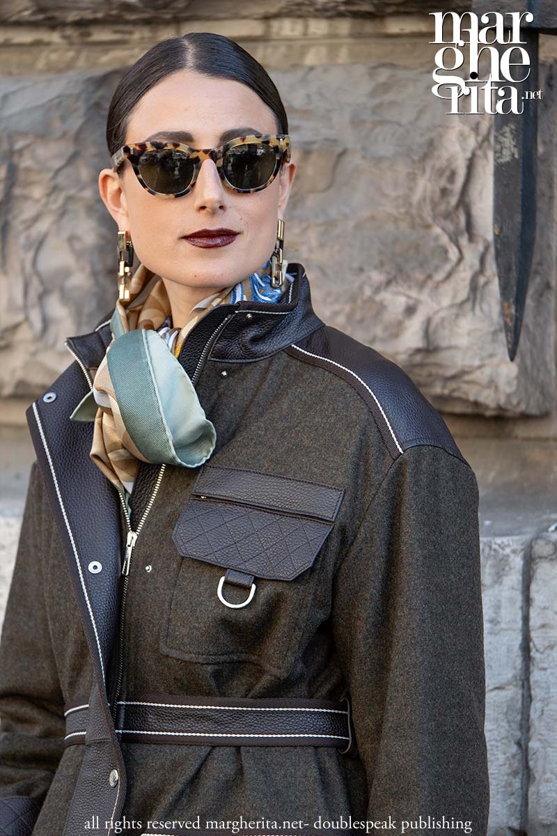 Aggiorna il tuo look estivo 2025 con un foulard in seta - Photo Charlotte Mesman