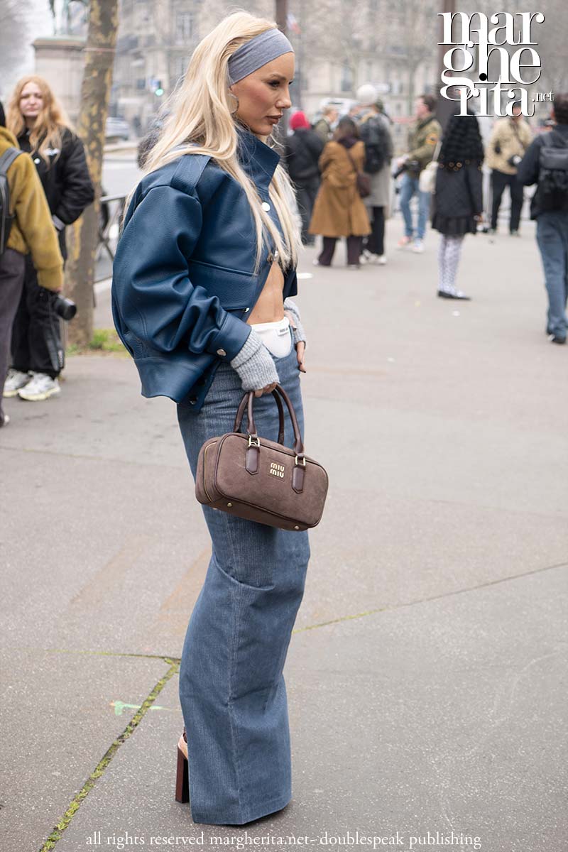 La borsa East-West: il trend must-have dell’estate 2025 - Photo Charlotte Mesman