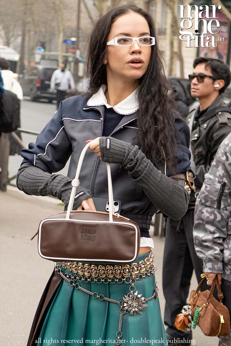 La borsa East-West: il trend must-have dell’estate 2025 - Photo Charlotte Mesman