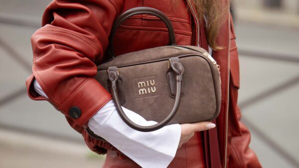 La borsa East-West: il trend must-have dell’estate 2025 - Photo Charlotte Mesman
