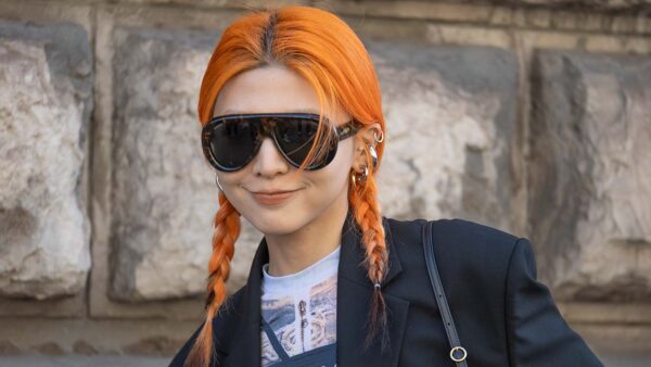 Tendenze colore capelli 2025: stanno tornando i pastelli e le tinte accese? - Photo Charlotte Mesman