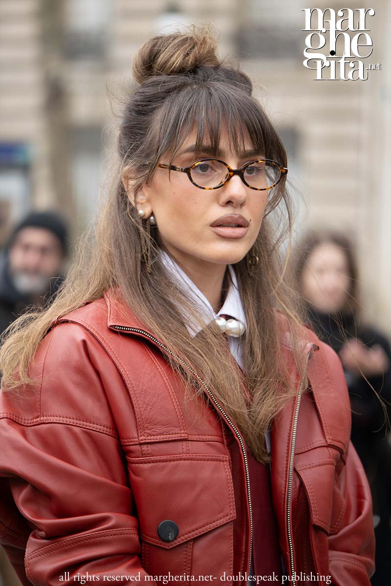 Tendenze capelli. Il mezzo raccolto: il look parigino che conquista - Photo Charlotte Mesman