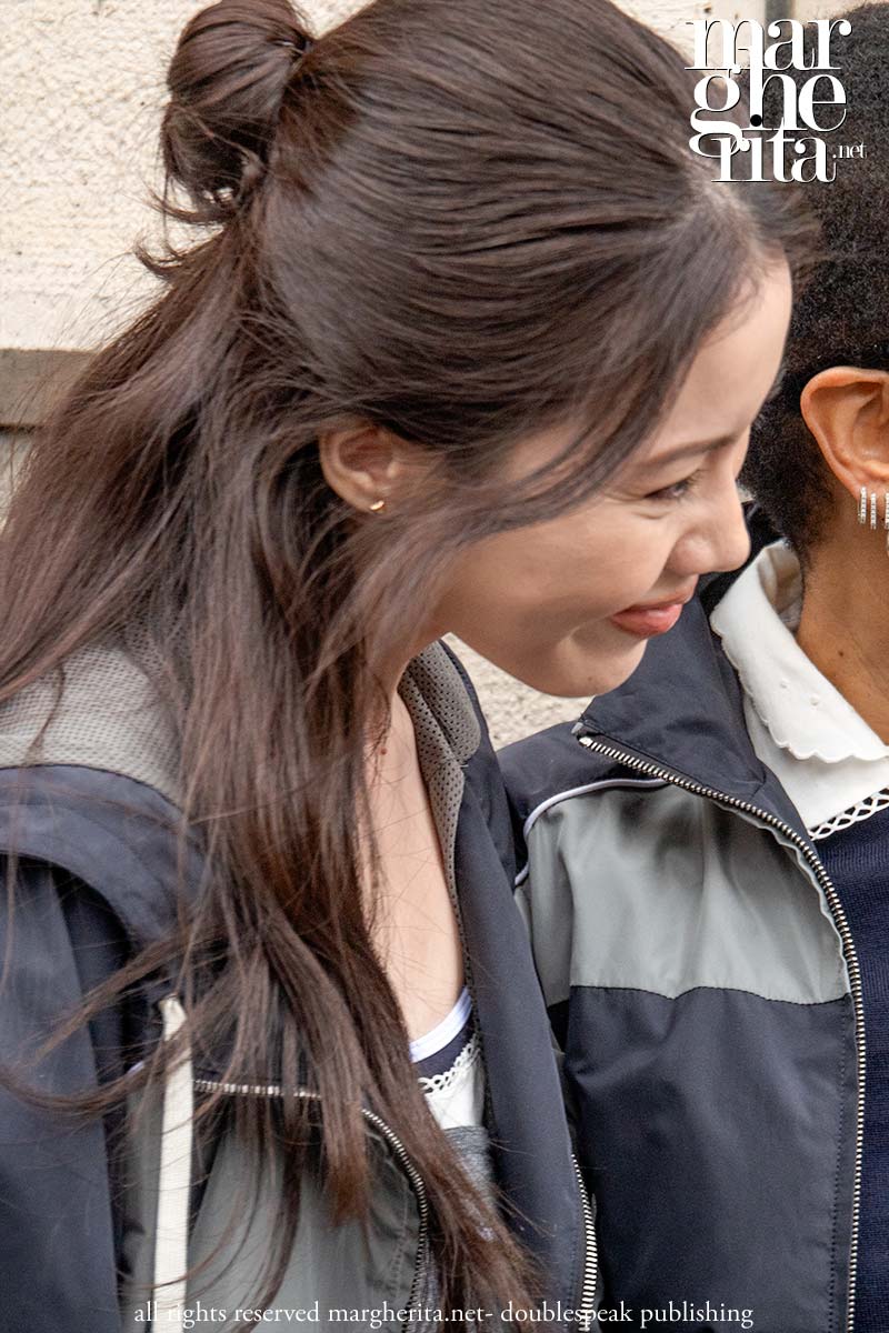Tendenze capelli. Il mezzo raccolto: il look parigino che conquista - Photo Charlotte Mesman