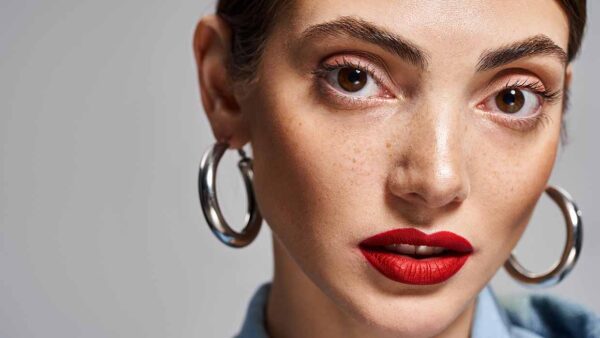 Il ritorno del glamour: gli orecchini chunky, gli accessori must-have del momento