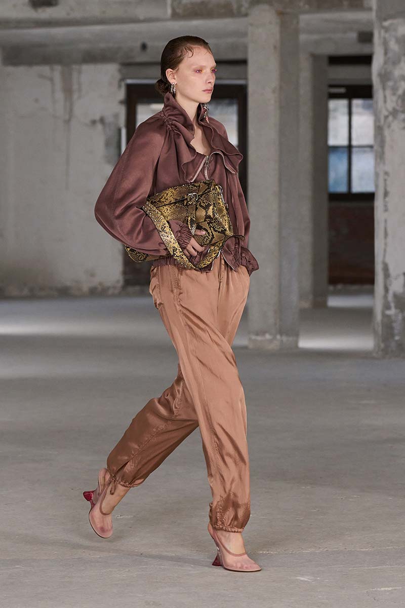 Come indossare i pantaloni cargo (sì, sono di nuovo una tendenza!) nell’estate 2025 - Photo courtesy of Dries van Noten