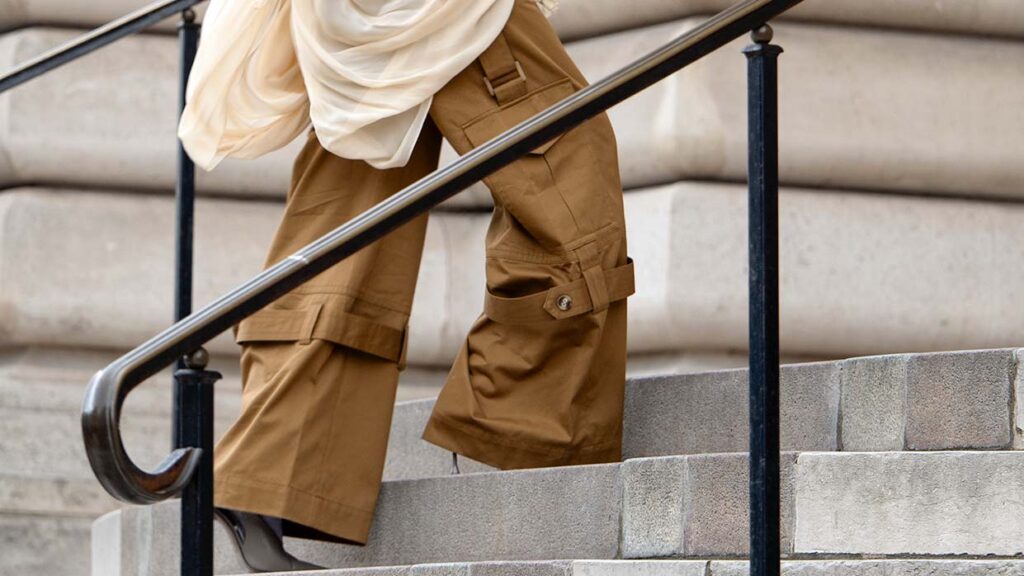 Come indossare i pantaloni cargo (sì, sono di nuovo una tendenza!) nell’estate 2025 - Foto Charlotte Mesman