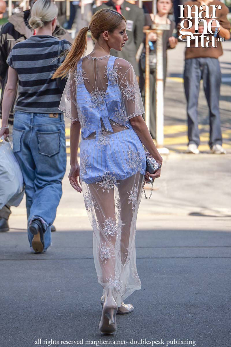 Streetstyle estate 2025: righe e look preppy per vibrazioni estive al top - Photo Charlotte Mesman