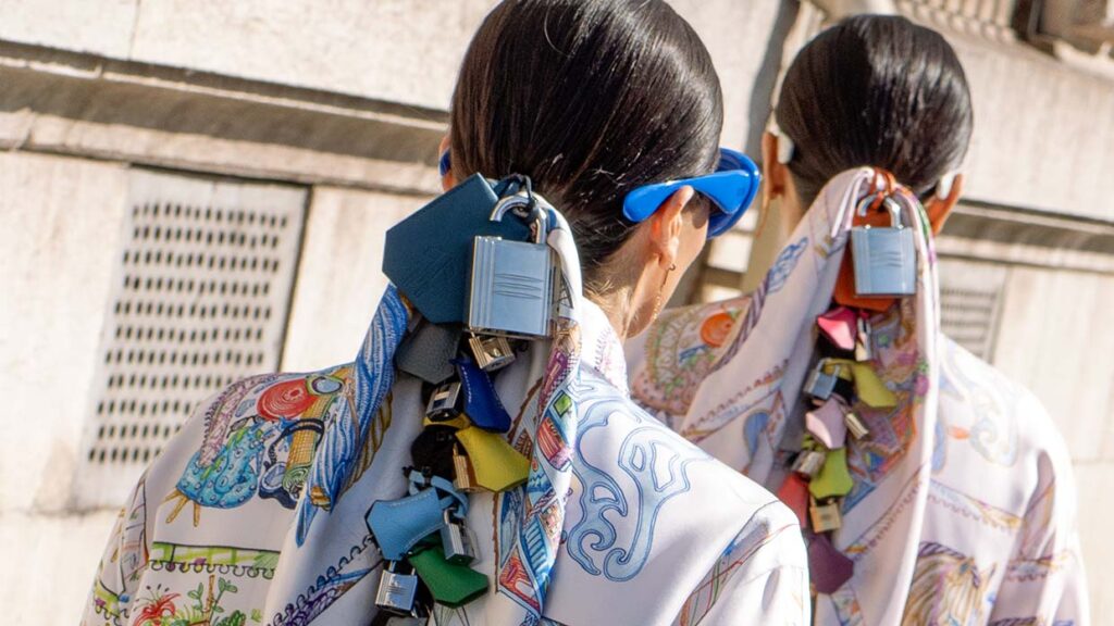 Aggiorna il tuo look estivo 2025 con un foulard in seta - Photo Charlotte Mesman