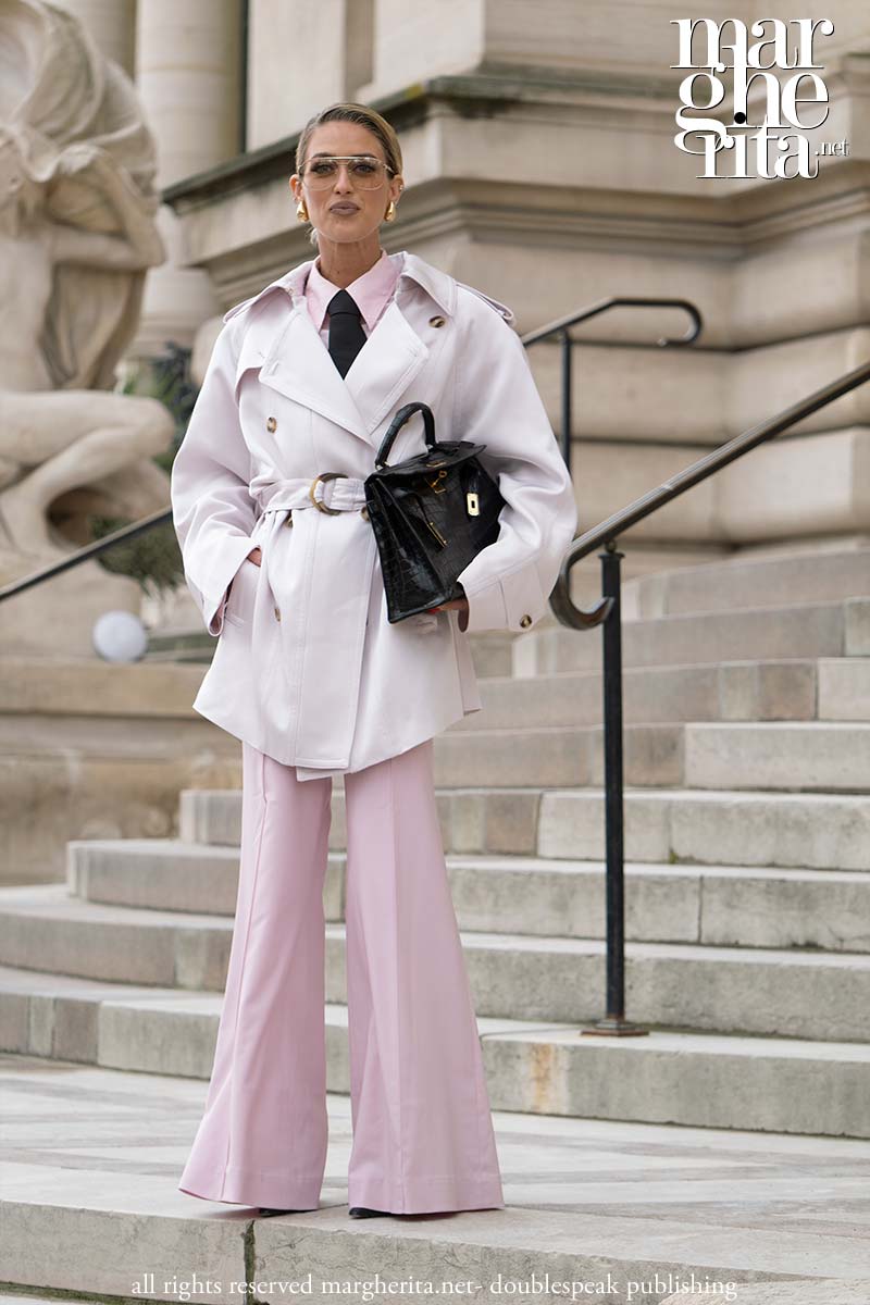 Tendenze moda estate 2025. È adesso il momento perfetto per indossare un trench - Photo Charlotte Mesman