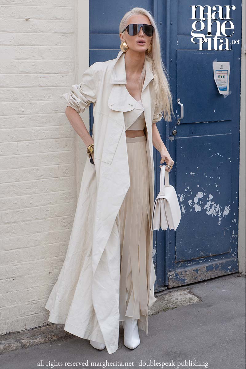 Tendenze moda estate 2025. È adesso il momento perfetto per indossare un trench - Photo Charlotte Mesman