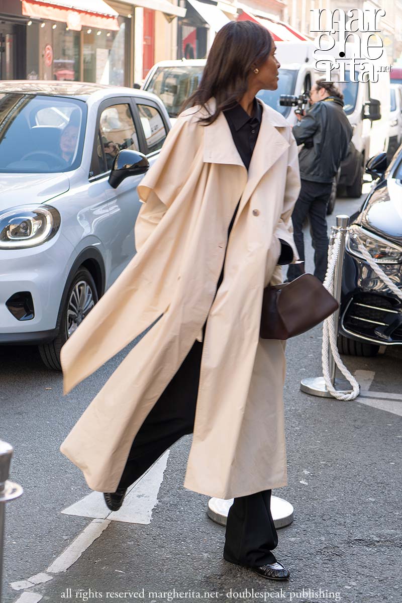 Tendenze moda estate 2025. È adesso il momento perfetto per indossare un trench - Photo Charlotte Mesman
