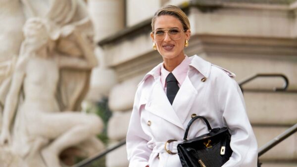 Tendenze moda estate 2025. È adesso il momento perfetto per indossare un trench - Photo Charlotte Mesman