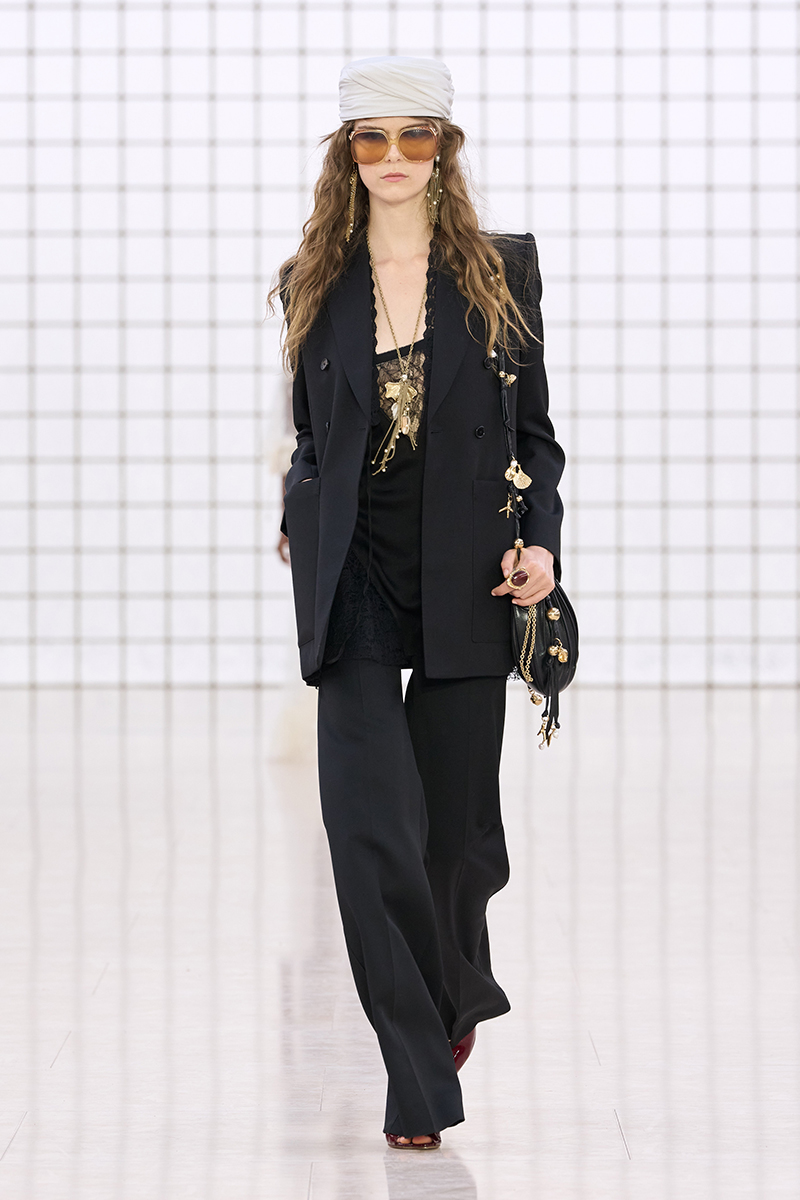 Must-have estate 2025: i pantaloni palazzo - Photo courtesy of Chloé