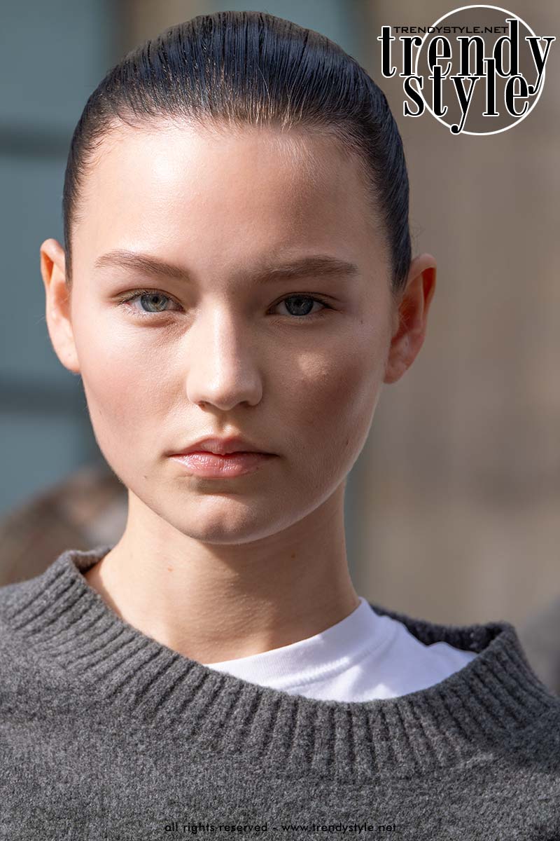 Tendenze capelli estate 2025: il wet look è ancora super cool! - Photo Charlotte Mesman
