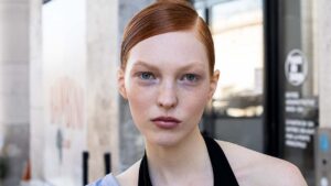 Tendenze capelli estate 2025: il wet look è ancora super cool! - Photo ADVERSUS
