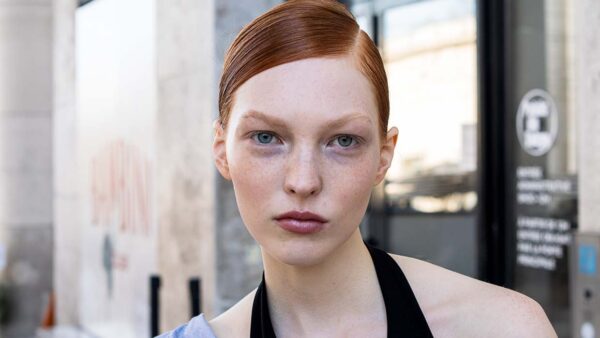 Tendenze capelli estate 2025: il wet look è ancora super cool! - Photo ADVERSUS
