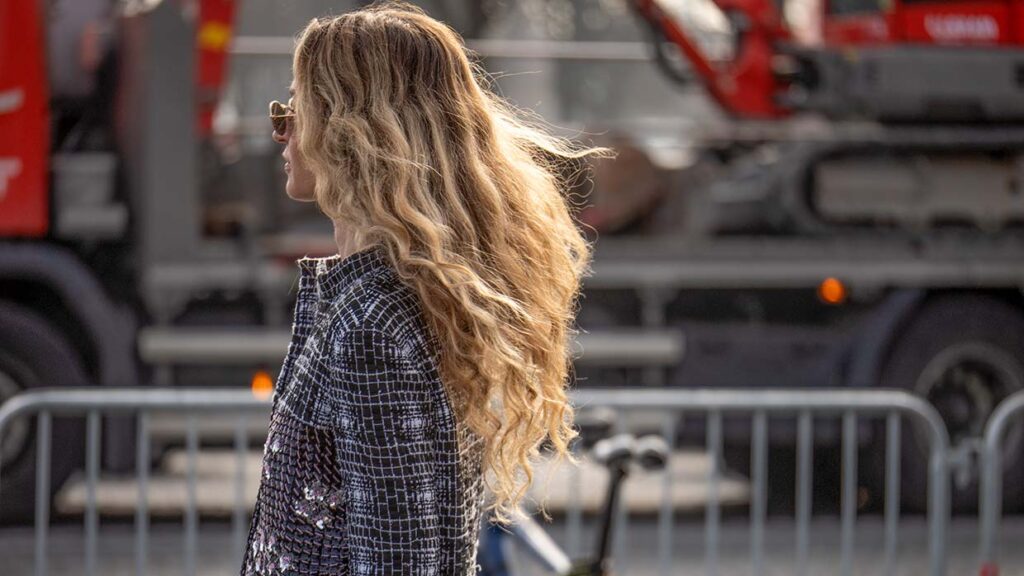 Colorazioni bionde e tecniche per l’estate 2025: highlights e balayage - Photo Charlotte Mesman