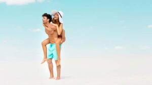 Come valorizzare i costumi sgambati: la tendenza mare dell’estate 2025