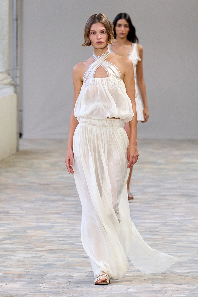 Tendenze moda estate 2025. La lunga gonna bianca per l’estate 2025 - Photo courtesy of Alberta Ferretti